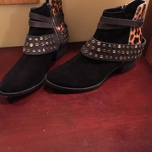 Trendy, funky, comfy pair of gorgeous ankle boots!